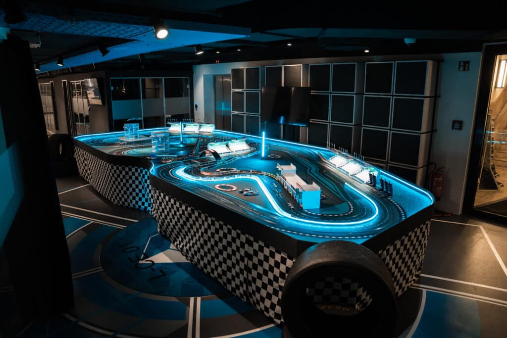 XXXL Carrera Bahn 'Abu Dhabi' mieten bei eventwrk.– 100 % Rennspaß garantiert!