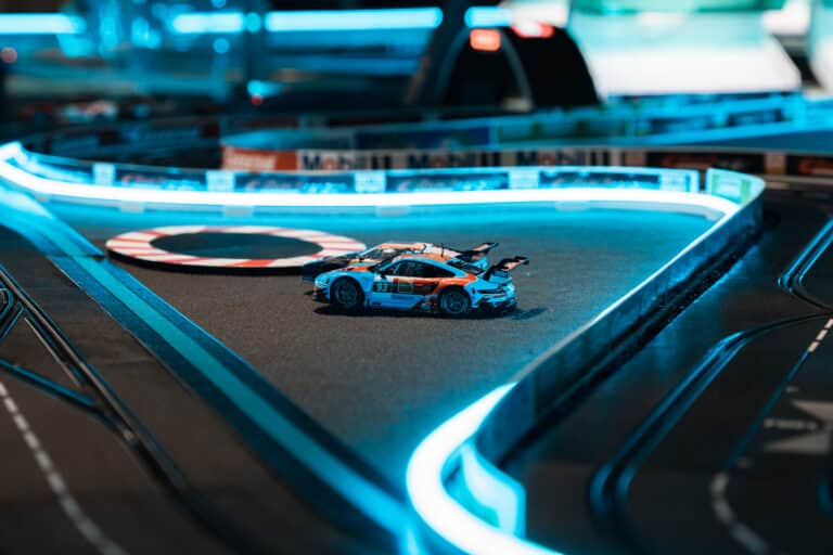 XXXL Carerra Bahn Abu Dhabi von eventwerk. mieten mit Beleuchtung und individuelle Bandenbeschriftung