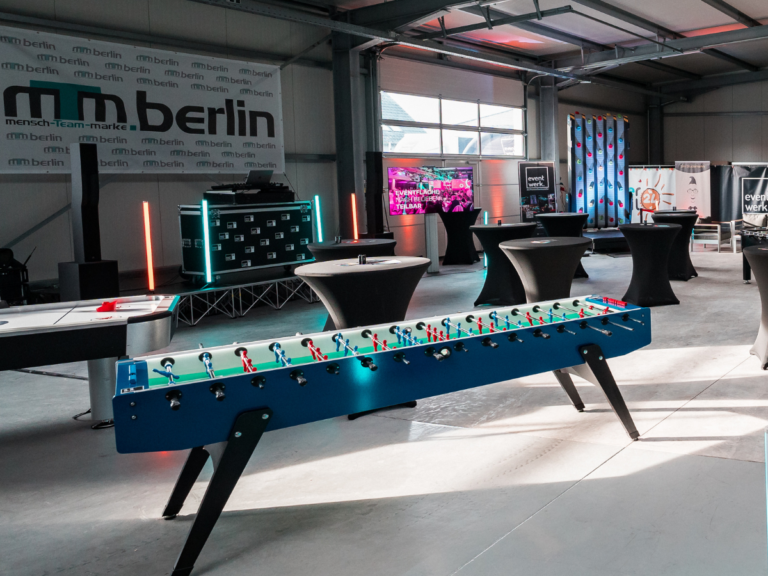 Tischkicker XXL mieten von eventwerk. spaßiges Eventmodul für Teambuilding, Veranstaltungen jeder Art, Großveranstaltungen, Firmenfeste, uvm.