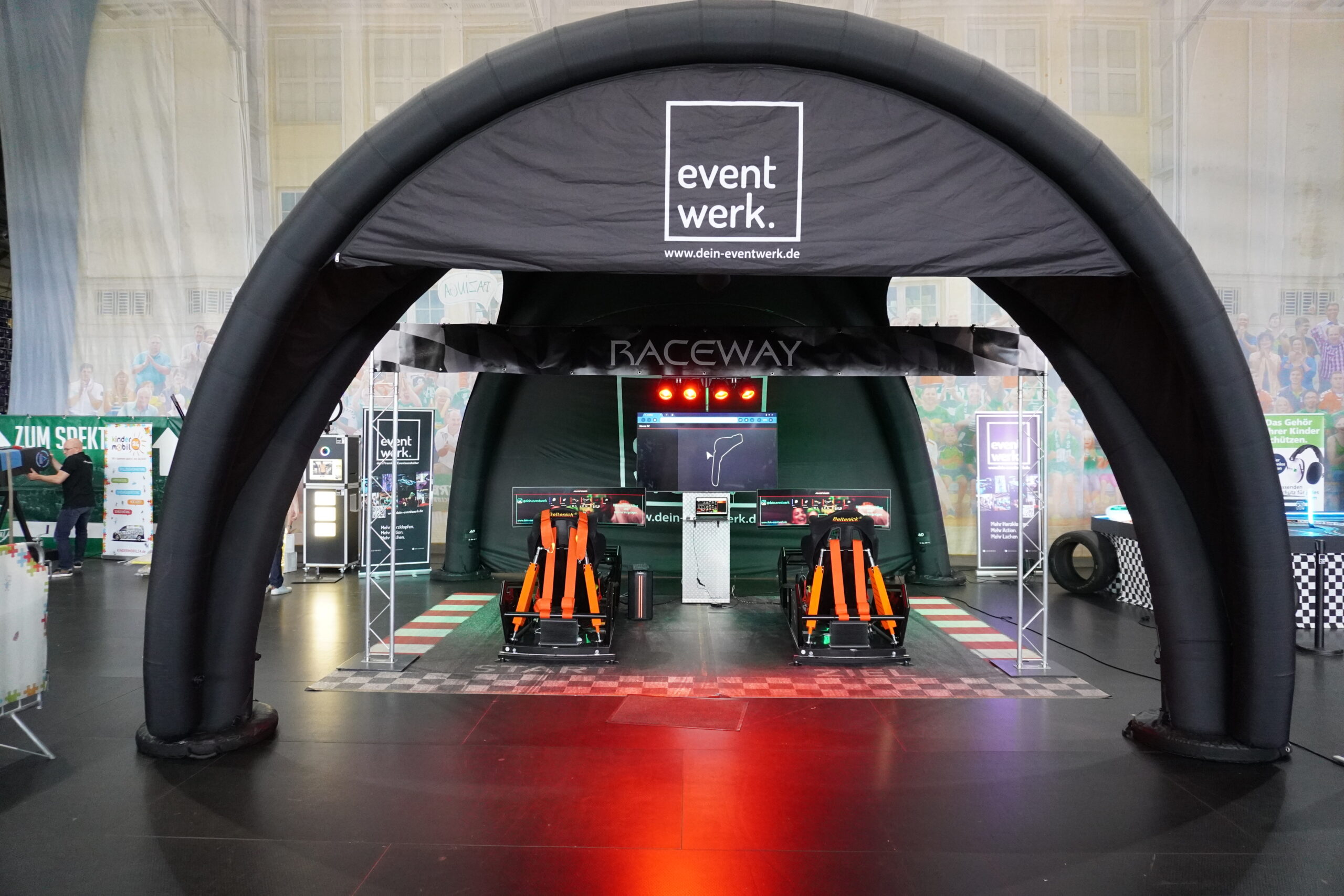 Eventausstattung Rennsimulator AirDome von eventwerk. mieten für Firmenevents Großveranstaltungen