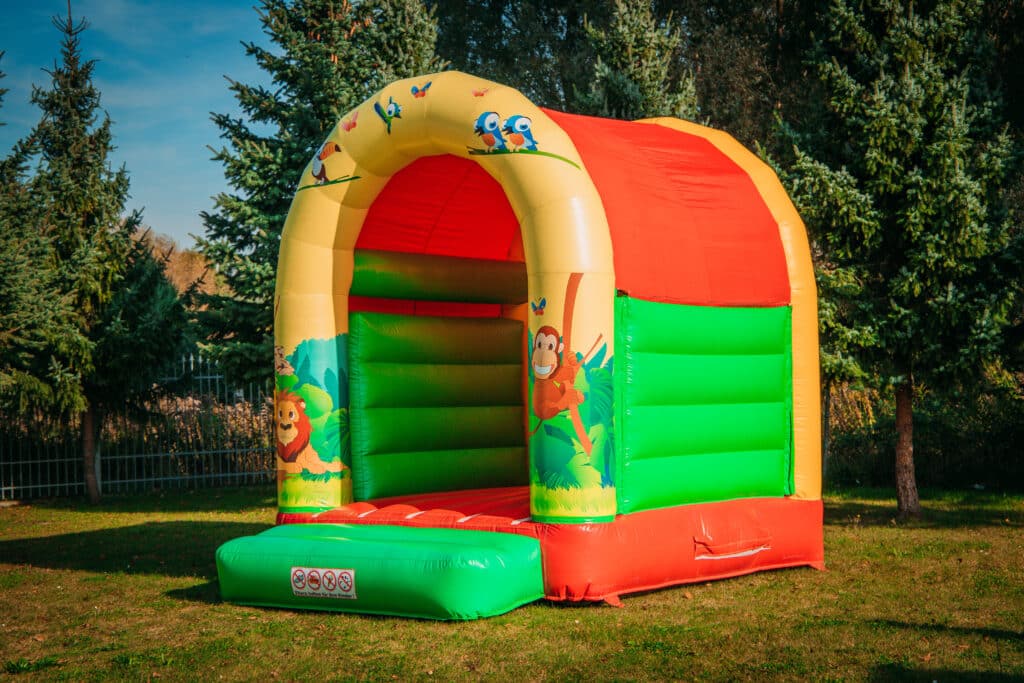 Hüpfburg Kleiner Dschungel mieten von eventwerk. für Kinderfeste, Geburtstage, Hochzeiten, Familienfeste