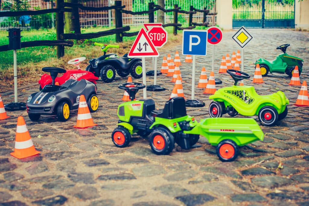 Bobbycar Fuhrpark mieten von eventwerk. Fahrspaß für Kinder mit realitätsgetreuen Verkehrsschildern