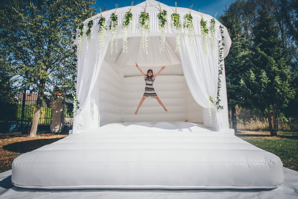 Hüpfburg Wedding Deluxe mieten von eventwerk. für Kinderfeste, Geburtstage, Hochzeiten, Familienfeste