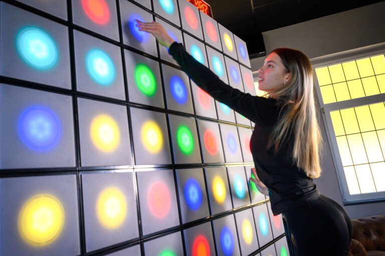 TWall mit vielen verschiedenen Spielvarianten von eventwerk. spaßige Reaktionswand