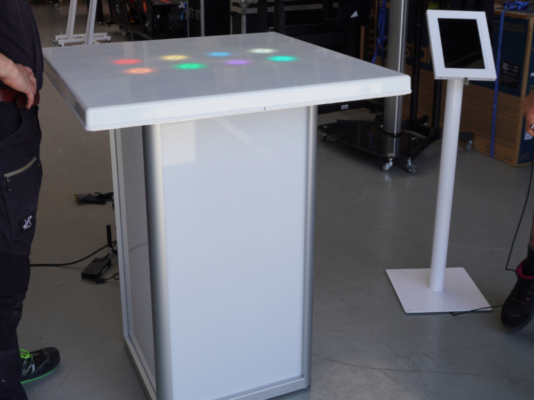 TWall Table mit Beleuchtung von eventwerk. mieten Reaktionsspiel für Indoorevents, Firmenfeiern, Tagungen, Großveranstaltungen