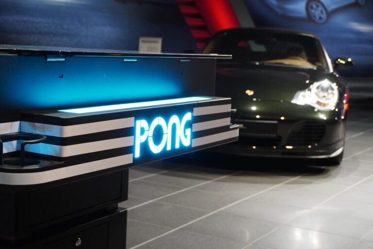 Pong Stehtisch mit Beleuchtung von eventwerk. mieten Veranstaltungen jeder Art, Großveranstaltungen, Firmenfeste, uvm.