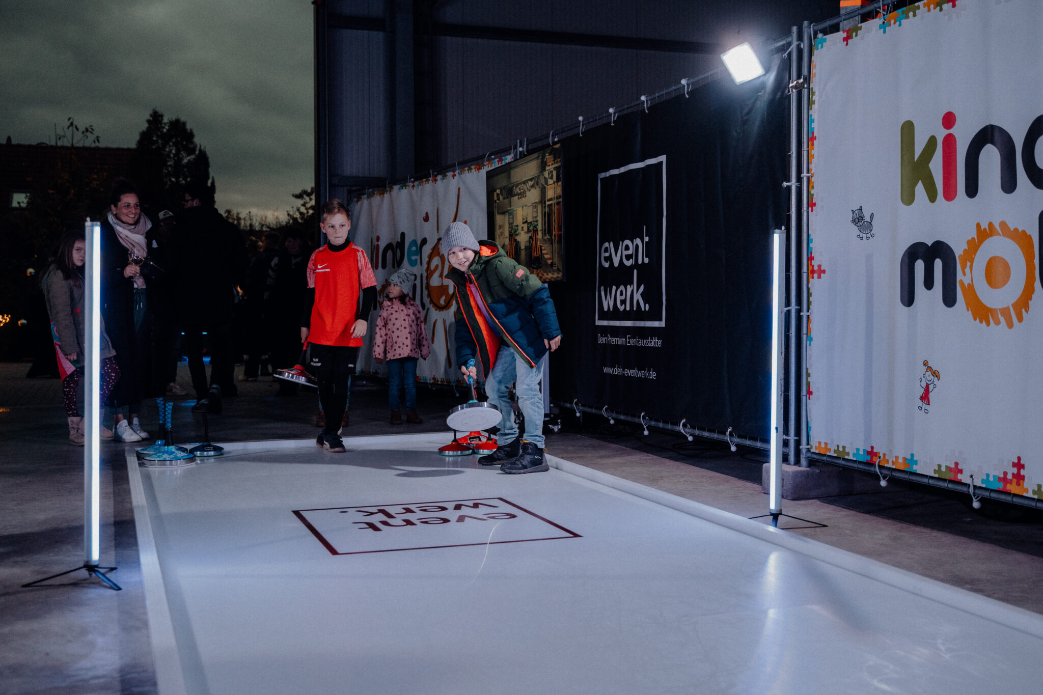 Eisstockbahn mieten von eventwerk. transportable Bahn mit Eisstöcken für jede Winterevent, Firmenfeier im Winter