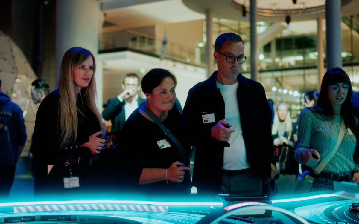 XXXL Carerra Bahn Abu Dhabi von eventwerk. mieten mit Beleuchtung und individuelle Bandenbeschriftung, Veranstaltungen jeder Art, Großveranstaltungen, Firmenfeste, uvm.