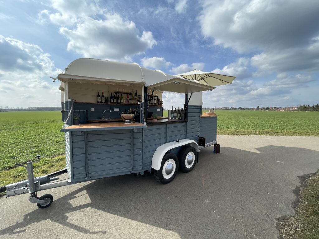 Horsebox Bar / Cocktailbar bei eventwerk. mieten, als Limo-, Eis-, Kaffee-, und Snackbar perfekt für Veranstaltungen jeder Art, Großveranstaltungen, Firmenfeste, uvm. Großveranstaltungen und private Feiern