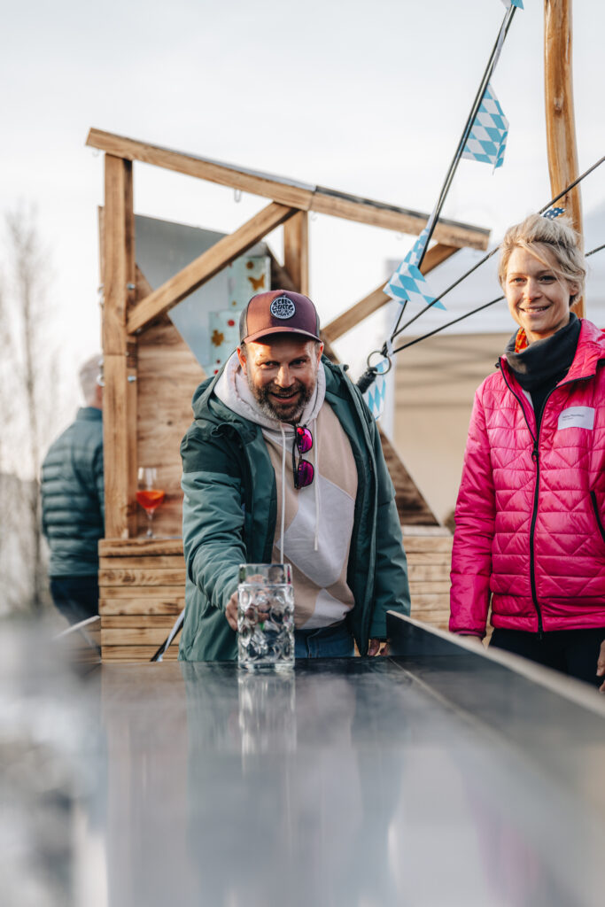 Oktoberfest-Welt auf der Season Opening Party von eventwerk., Maßkrugschieben, perfekt für Großveranstaltungen, Firmenevents und Teambuilding