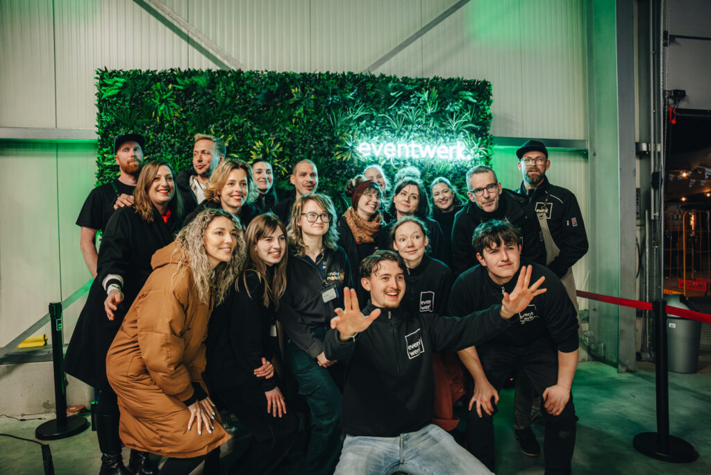 Gemeinsam stark: Das Team von eventwerk. auf der Opening Party – lachende Gesichter, Motivation & ein Event, das den Teamgeist fördert
