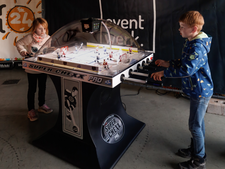 Eishockeytisch mieten von eventwerk., als Action-Highlight für Firmenevents, private Veranstaltungen uvm. – Teamspaß, Wettbewerb & Unterhaltung für Mitarbeiter bei jeder Veranstaltung