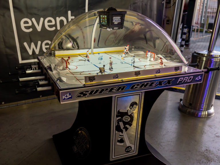 Eishockeytisch mieten von eventwerk., als Action-Highlight für Firmenevents, private Veranstaltungen uvm. – Teamspaß, Wettbewerb & Unterhaltung für Mitarbeiter bei jeder Veranstaltung