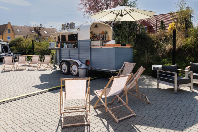 Horsebox Bar mieten bei eventwerk. – mobile Cocktail- und Eisbar für Events, perfekt für Feiern & Firmenfeste
