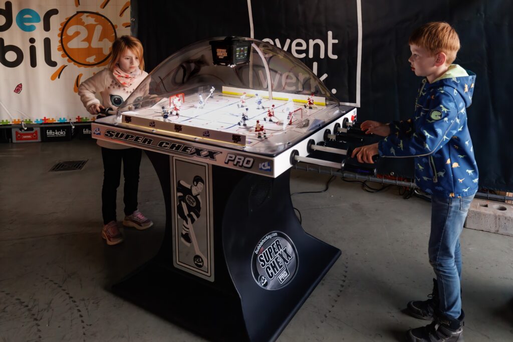 Eishockeytisch mieten von eventwerk., als Action-Highlight für Firmenevents, private Veranstaltungen uvm. – Teamspaß, Wettbewerb & Unterhaltung für Mitarbeiter bei jeder Veranstaltung