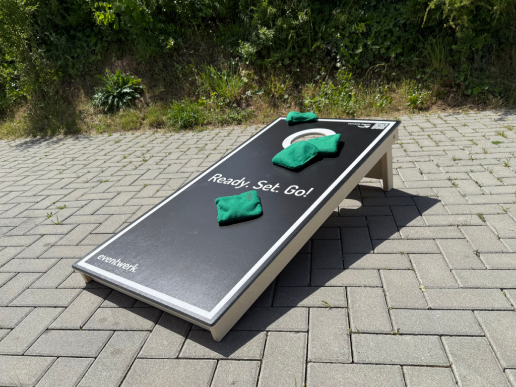 Cornhole Eventmodul mieten bei eventwerk. – lockeres Wurfspiel für Firmenevents, Sommerfeste & Teambuilding mit Spaßfaktor und Wettbewerb