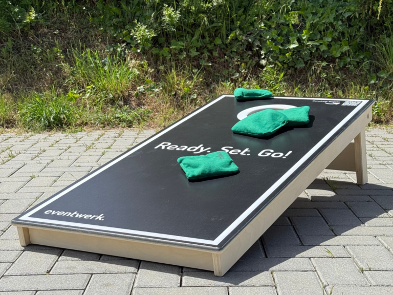 Cornhole Eventmodul mieten bei eventwerk. – lockeres Wurfspiel für Firmenevents, Sommerfeste & Teambuilding mit Spaßfaktor und Wettbewerb