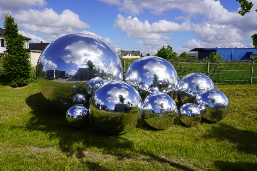 XXL Dekokugeln in Silber mieten von eventwerk. – stilvoller Hingucker für Firmenfeiern & Events, elegante Dekoration & glänzender Blickfang für jede Location