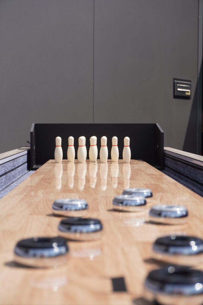 Tischcurling / Minispiele Eventmodul mieten bei eventwerk. – spannender Spielspaß für Firmenevents, Teambuilding & als Highlight für jede Veranstaltung