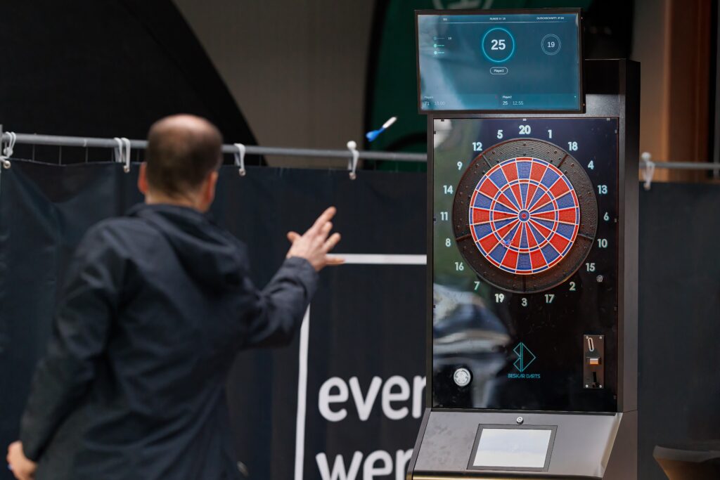 Dartautomat mieten bei eventwerk. – treffsicherer Spielspaß für Firmenevents, Wettbewerbe & gesellige Runden mit Kollegen und Gästen, Eventmodule