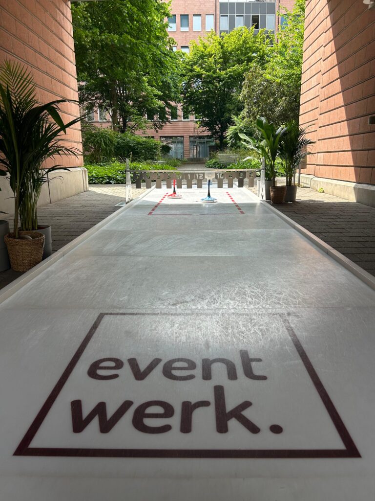 Sommer-Curling mieten bei eventwerk. – das Highlight für jedes Event, ideal für Teambuilding, Sommerfest, Firmenfeier & aktive Unterhaltung