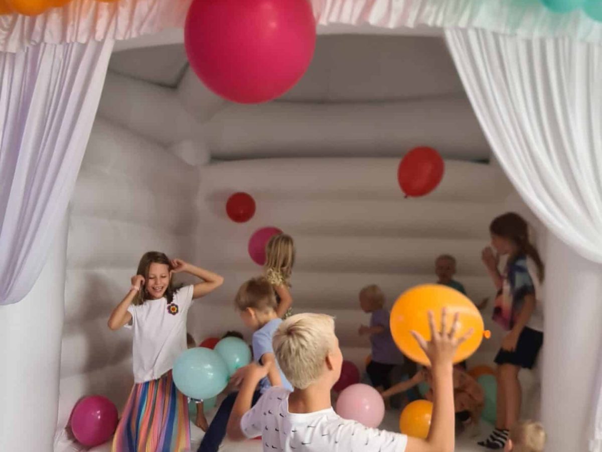Hüpfburg Wedding Deluxe mieten von eventwerk. für Kinderfeste, Geburtstage, Hochzeiten, Familienfeste