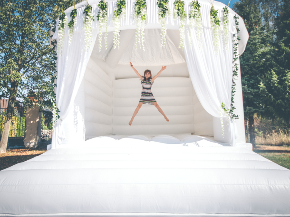 Hüpfburg Weding Deluxe für unvergessliche Hochzeiten mit Kindern von eventwerk.
