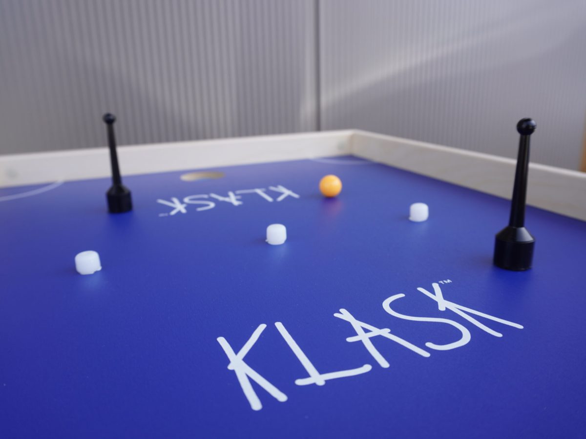 Klask mieten von eventwerk.- Minispiele perfekt für Firmenveranstaltungen, Tagungen, interaktives Eventmodul