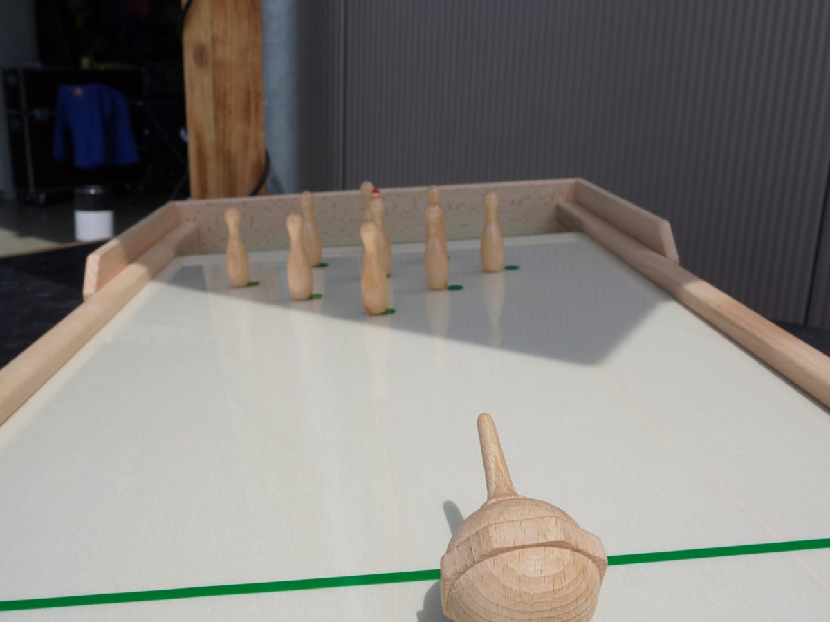 Tischkegel mieten von eventwerk.- Minispiele perfekt für Firmenveranstaltungen, Tagungen, interaktives Eventmodul