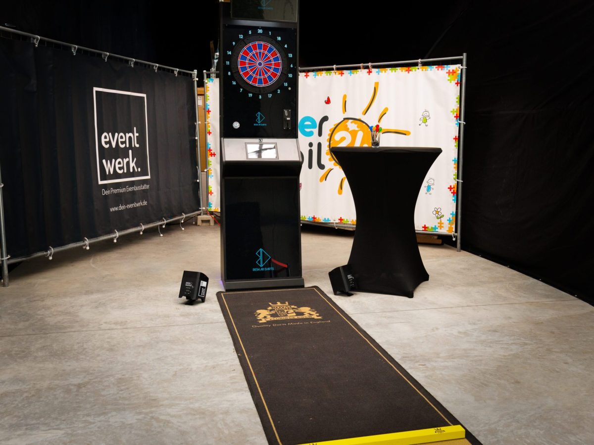 Dartautomat mieten bei eventwerk. – treffsicherer Spielspaß für Firmenevents, Wettbewerbe & gesellige Runden mit Kollegen und Gästen, Eventmodule