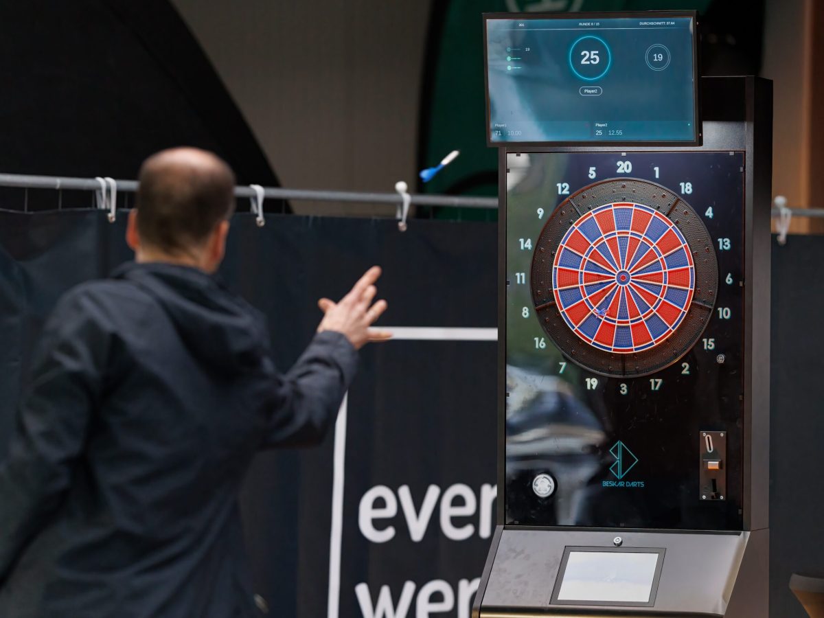 Dartautomat mieten bei eventwerk. – treffsicherer Spielspaß für Firmenevents, Wettbewerbe & gesellige Runden mit Kollegen und Gästen, Eventmodule