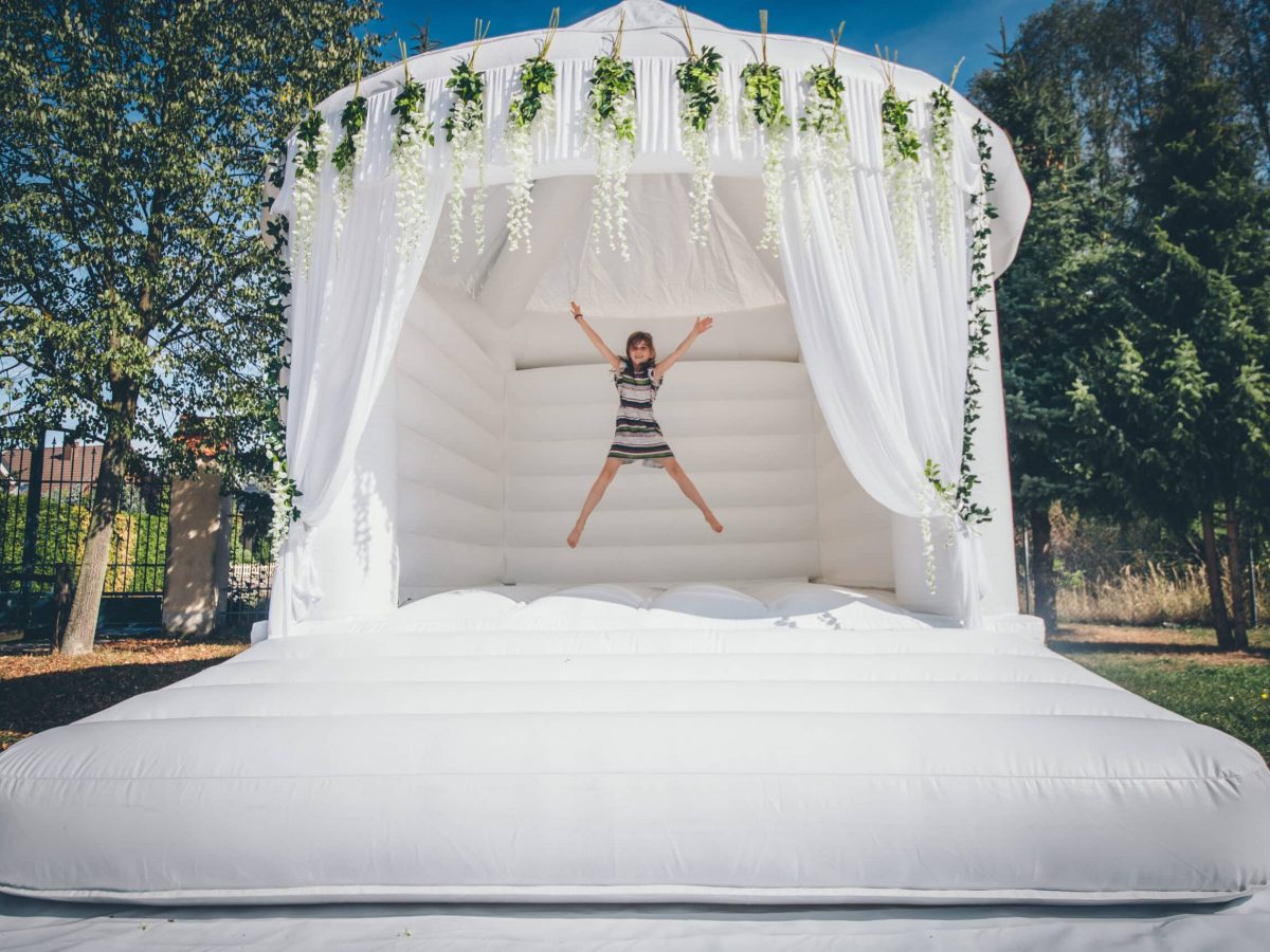 Hüpfburg Wedding Deluxe mieten von eventwerk. für Kinderfeste, Geburtstage, Hochzeiten, Familienfeste